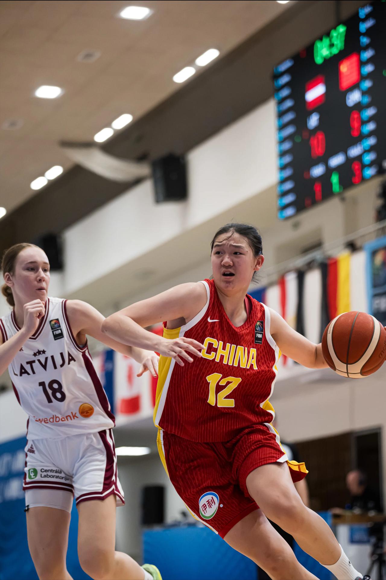 好消息！中国U17女篮83:60大胜拉脱维亚，晋级八强，创造队史第三好成绩。此前