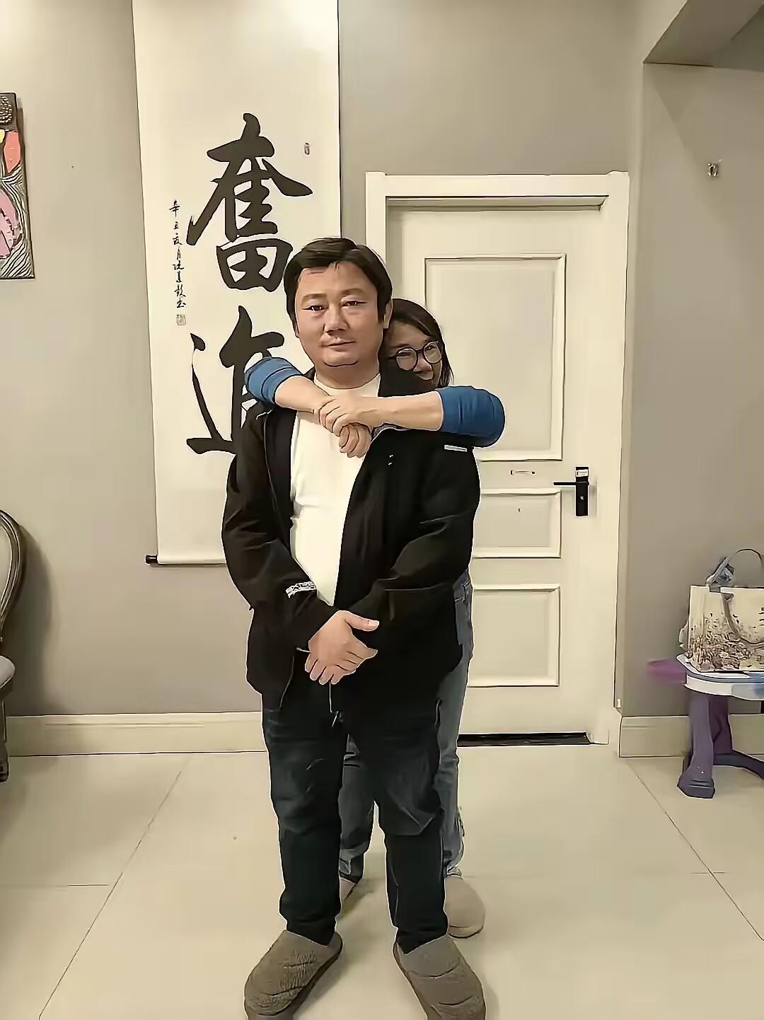 果然还是有点介意的
从表情和拘谨的动作中不难看出
张雪还是有点介意的，没有放松的