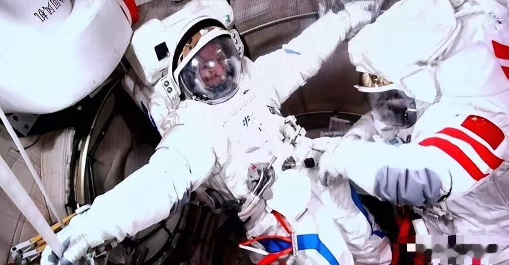 大半夜刷到个消息，瞌睡劲瞬间没了。神舟二十一号三位航天员，原定4月底返回，硬生生