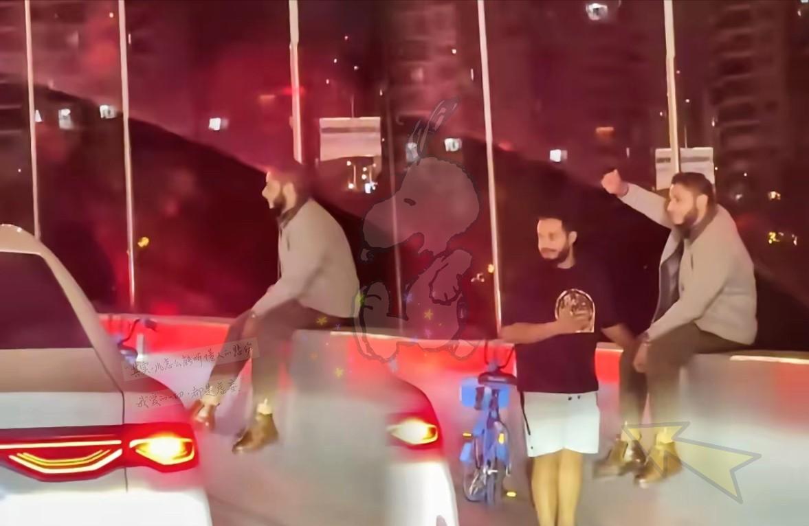 “滚回自己的国家！”上海高架上这一幕，谁看了能不窝火？
 
近日，上海高架道路上