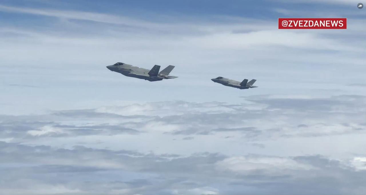 “西太平洋激烈对峙！中俄战略轰炸机遭美军F-35A骚扰，歼-16和苏-35护航！