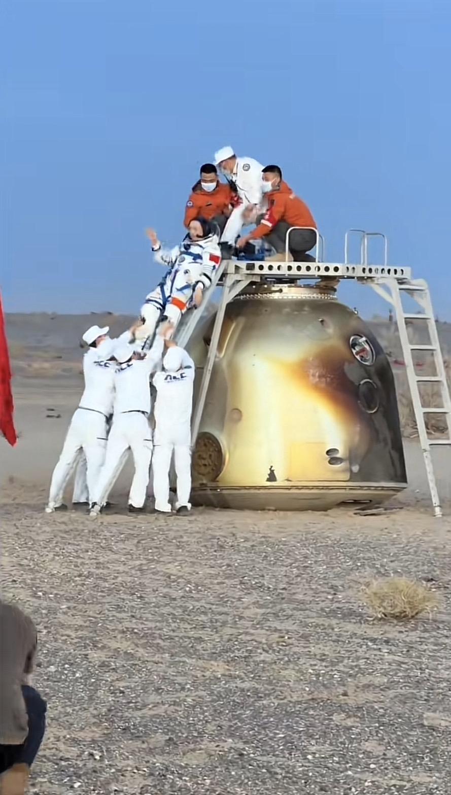 宇航员成功登月，激动人心的时刻！🚀🌙👨‍🚀