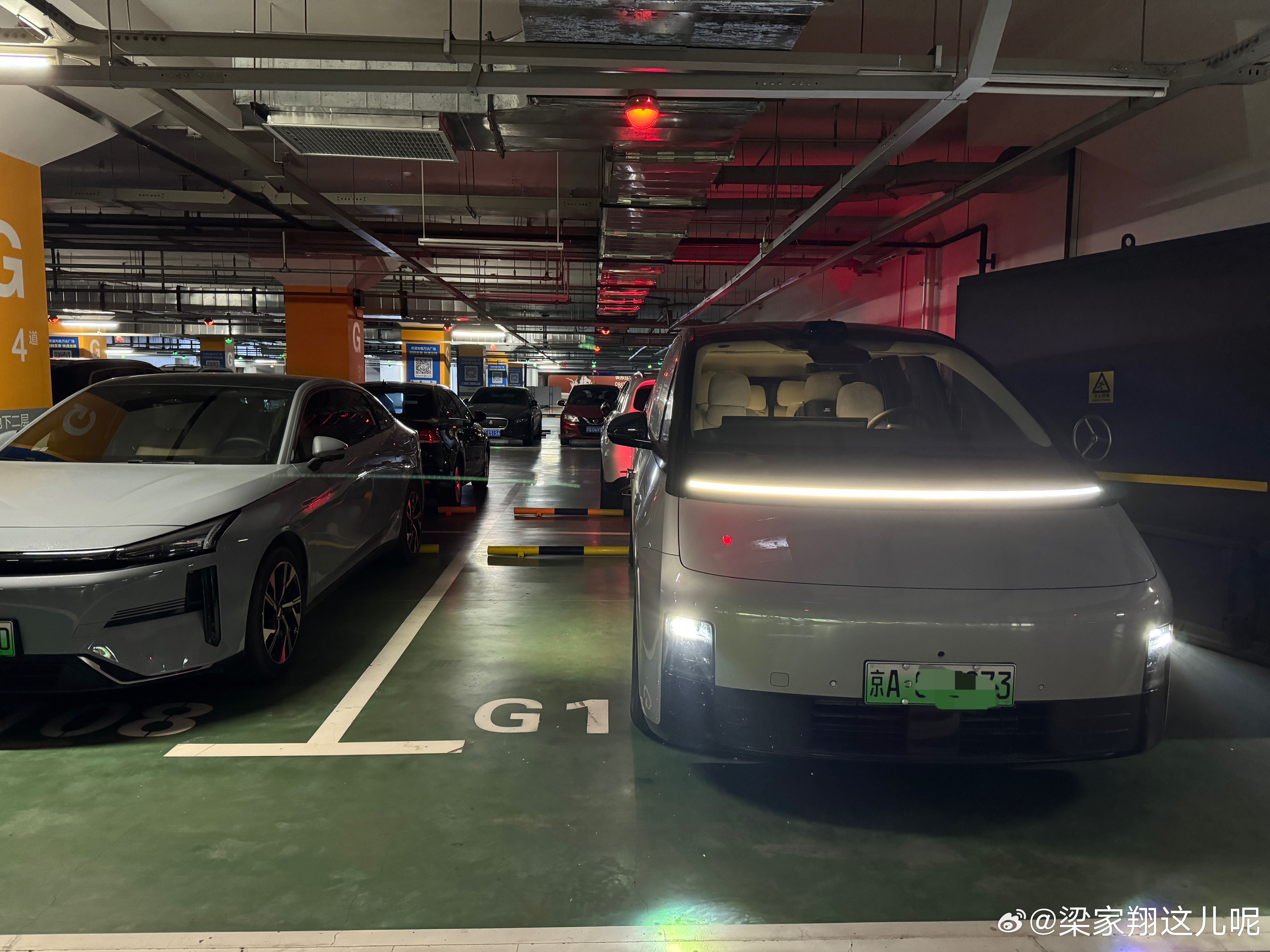 自从M2C被开门杀之后，我每次停车都得找个类似的车位。不知道大家有没有特别靠边停