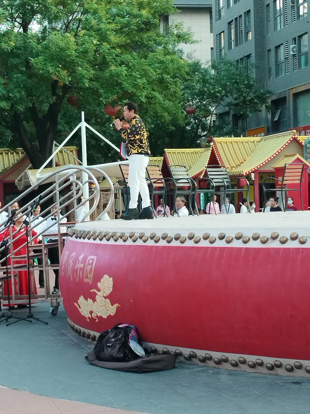【如何评价改造后的民乐园步行街？】之前路过皇城里·民乐园，舞台那边挺热闹，像是有