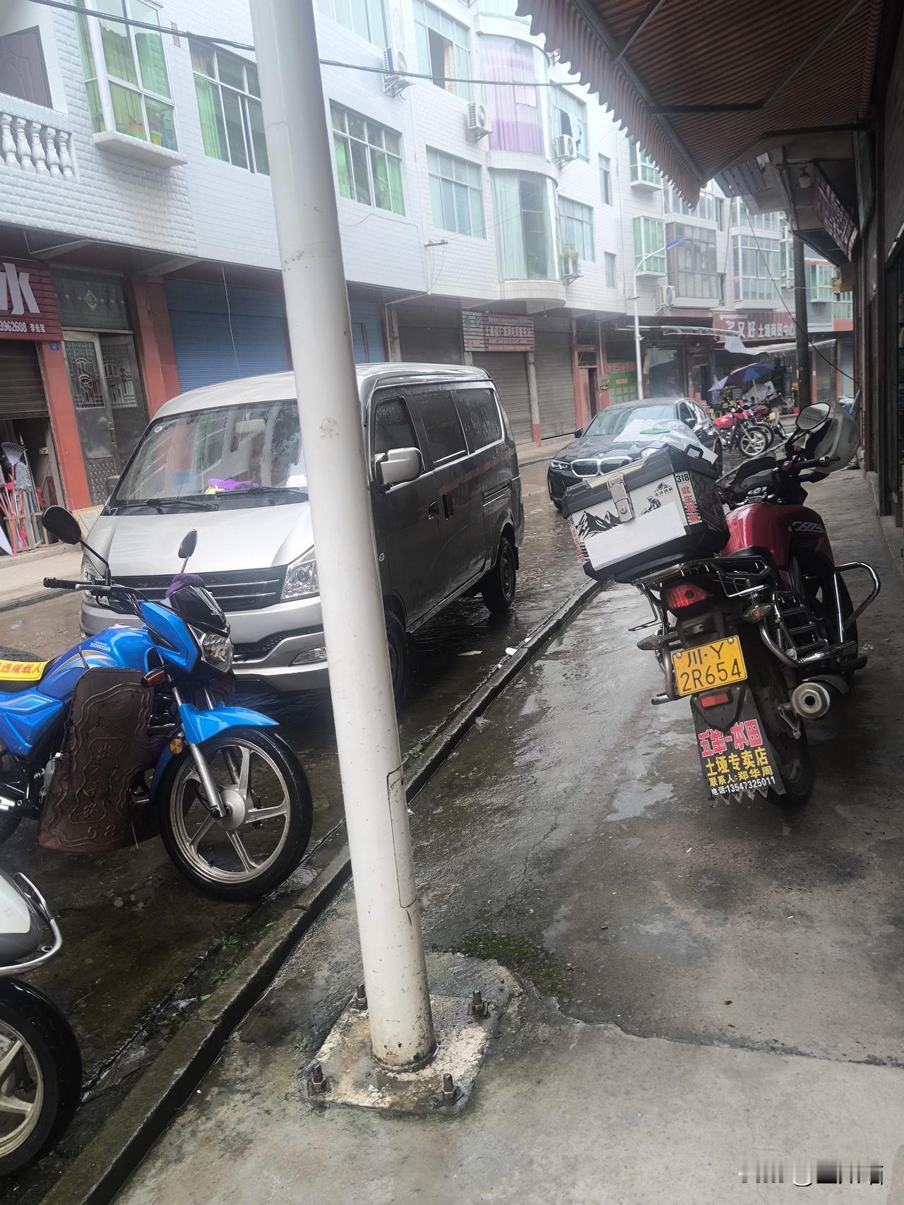 这雨下得没完没了，咱们镇上的街都快成“空城”了！你看这路面湿哒哒的，店铺门脸紧闭