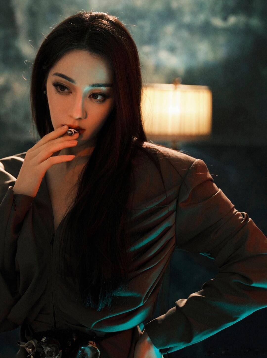 #迪丽热巴掏出睫毛夹笑飞了##迪丽热巴[超话]# 这是什么反差姐感，好飒好爱好帅