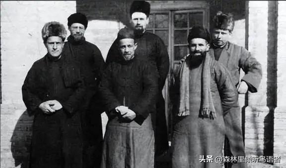 1950年，骑兵第五师侦察连，将300多名土匪围在山谷，连长下令：“准备射击！”