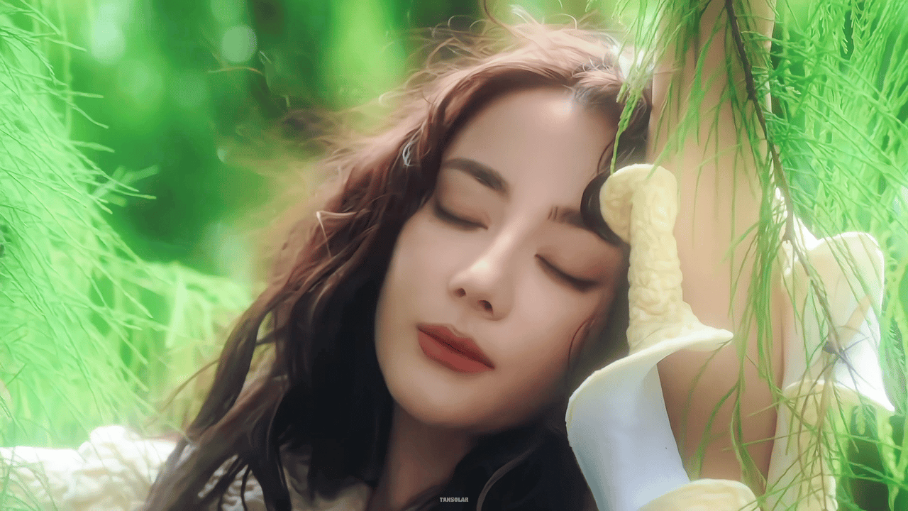 仲夏夜女神自然又空灵森林外景好有生命力，预告都美成这样了，正刊不得杀疯啦迪丽热巴