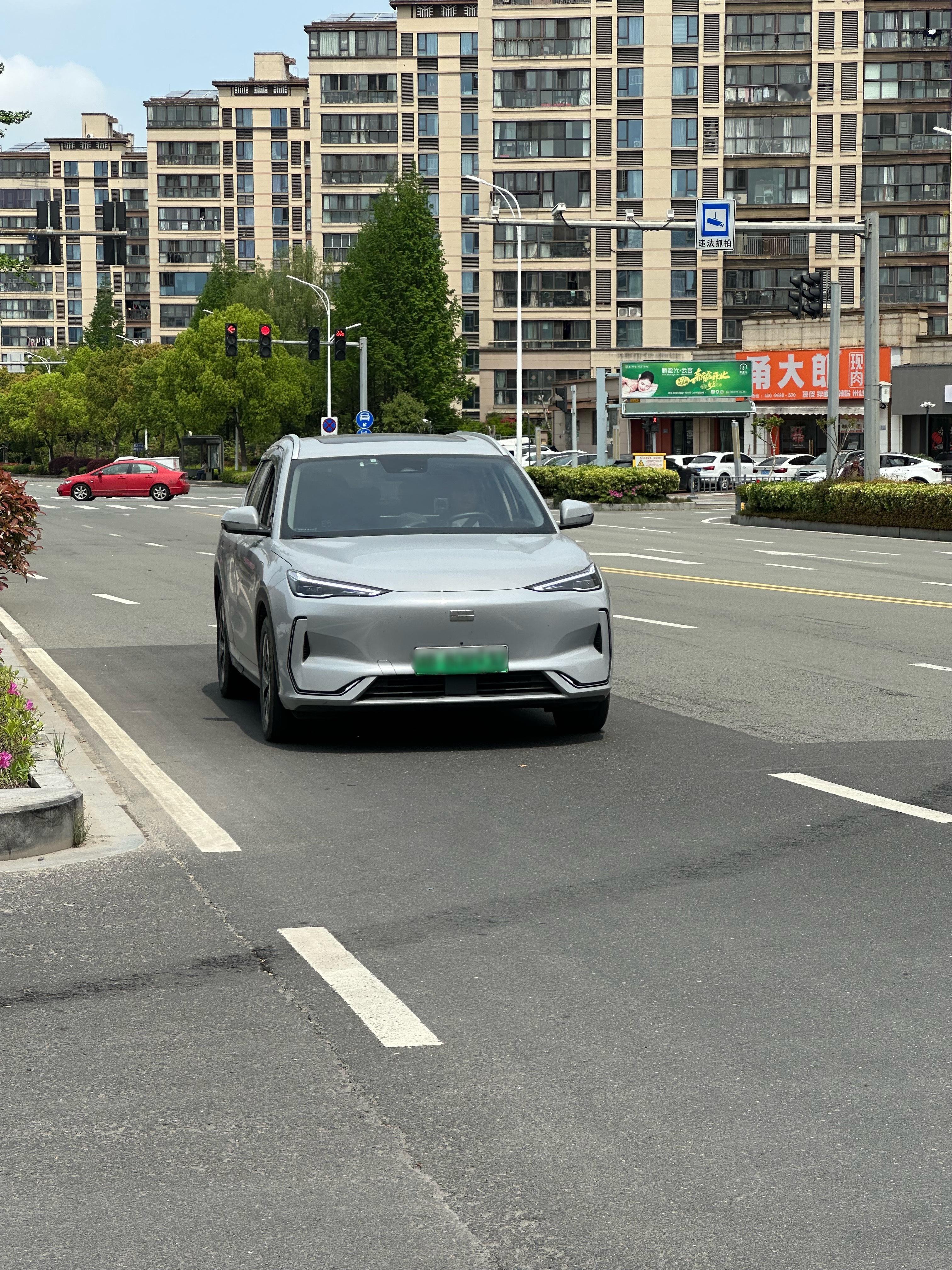 滴滴打车 快车打到银河E5，有点意外的，这个车比那些轿车舒服多了，空间也大！ 