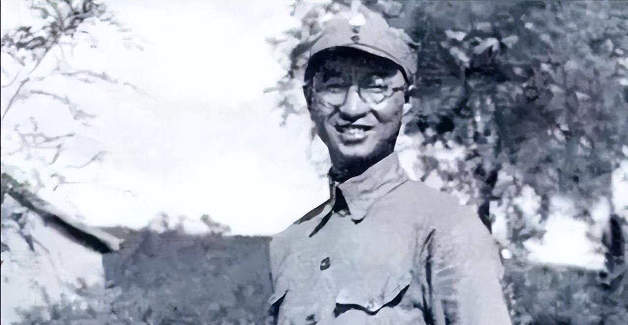 1945年，中共七大召开。

这位敢跟领袖开玩笑的将领，就是人称幽默将军的陈赓。