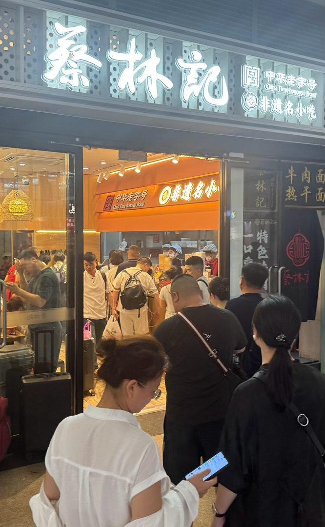 排队吃了碗热干面，吃完还想再吃一碗