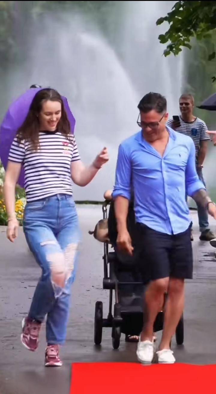 看了一个外国的行为视频，路人面对红毯，非常自信，看起来都是很普通行路人，为何一出