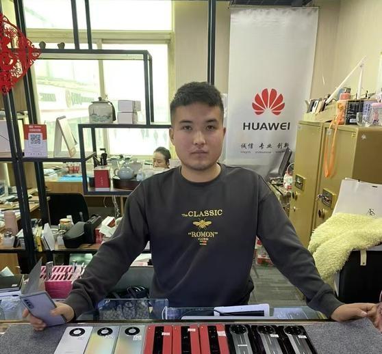 《211毕业生卖二手机年营业额两千万，坦言存储涨价成本走高，但当前线上客源未受影