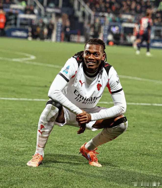 意甲领头羊易主！莱奥一剑封喉新援首秀，AC米兰1-0超越国米登顶新赛季的意甲联赛