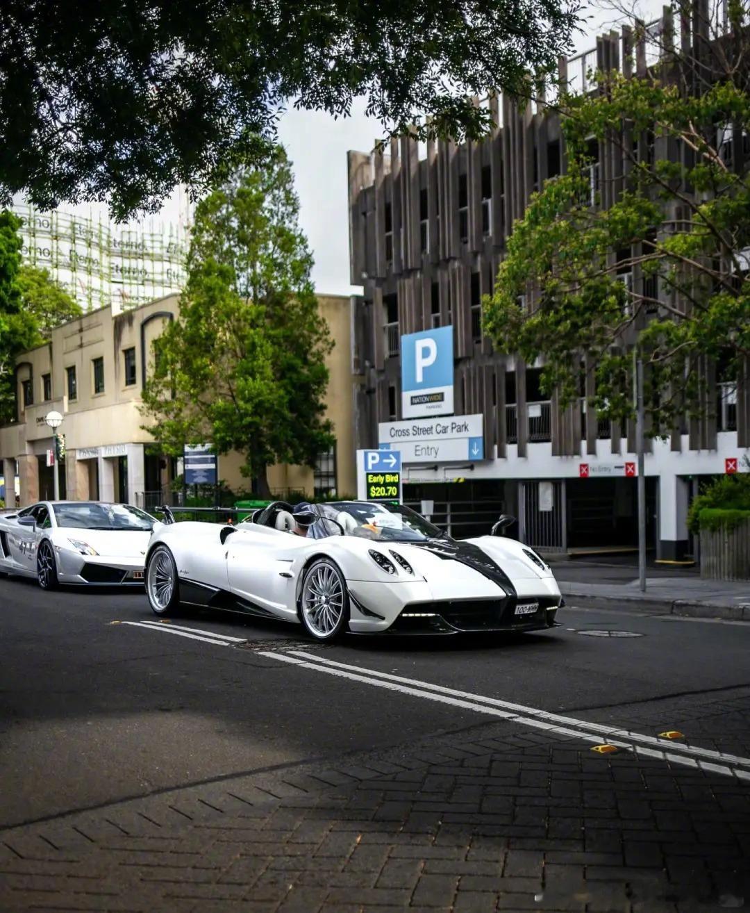 澳洲街头的Pagani Huayra Roadster，黑白简约上乘审美 