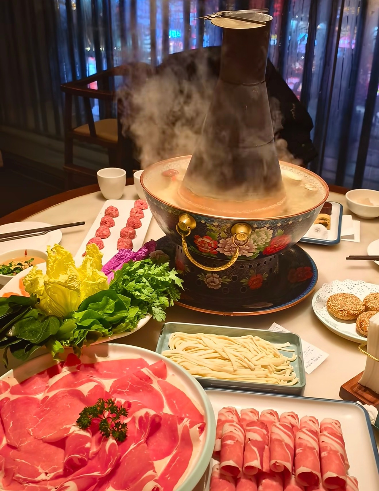 往麻酱里那么一蘸，入口全是肉香和奶香味，一点不膻。再整两个刚出炉的芝麻烧饼，那滋