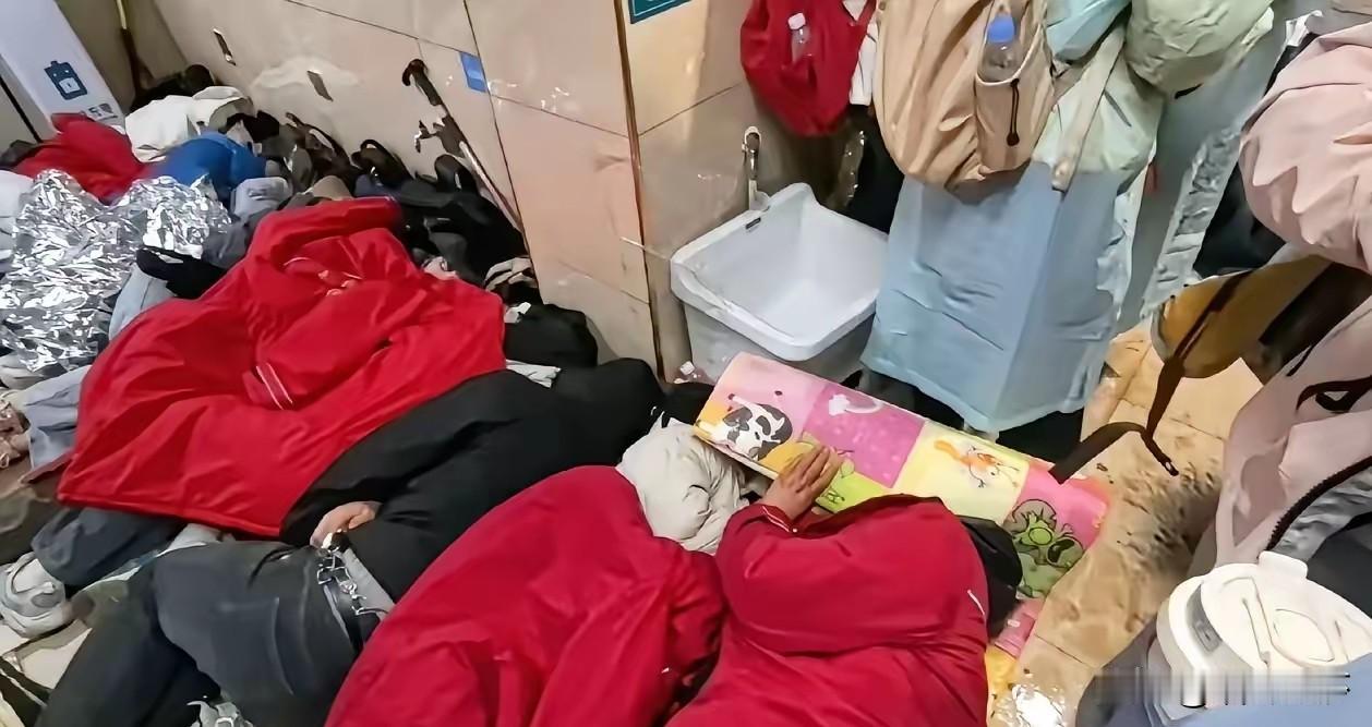 这泰山的厕所是非睡不可吗
这就是大家所追求的氛围感吗
看到五一假期
去泰山旅游的