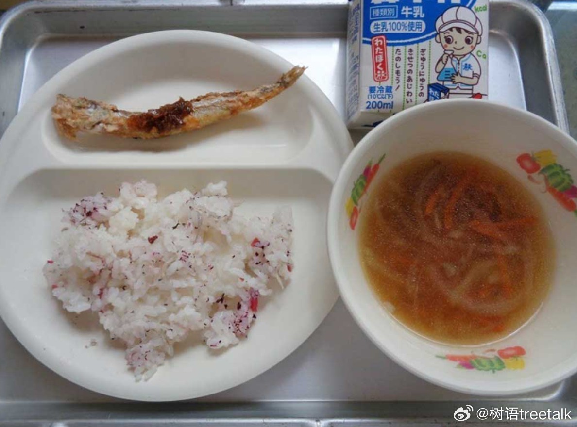 去滤镜看日本 日本中小学的正常校餐，午餐哦。全份，不是吃到一半哦。那些声称“为了