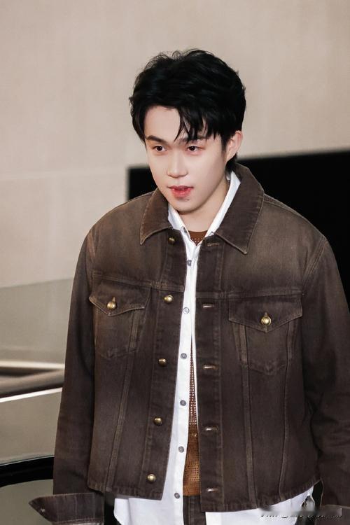 王楚钦出席活动，谦逊礼貌展风采

1月13日，王楚钦出席某品牌活动。现场，他身着