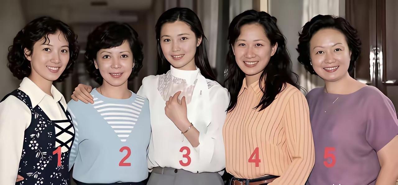 照片中的5个女生分别是谁？知道的评论区留言。