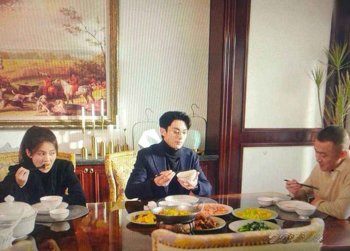 以爱为营的大长桌子，夹不到菜好捉急，知道为什么豪门会是这种大桌子吗？因为豪门有仆