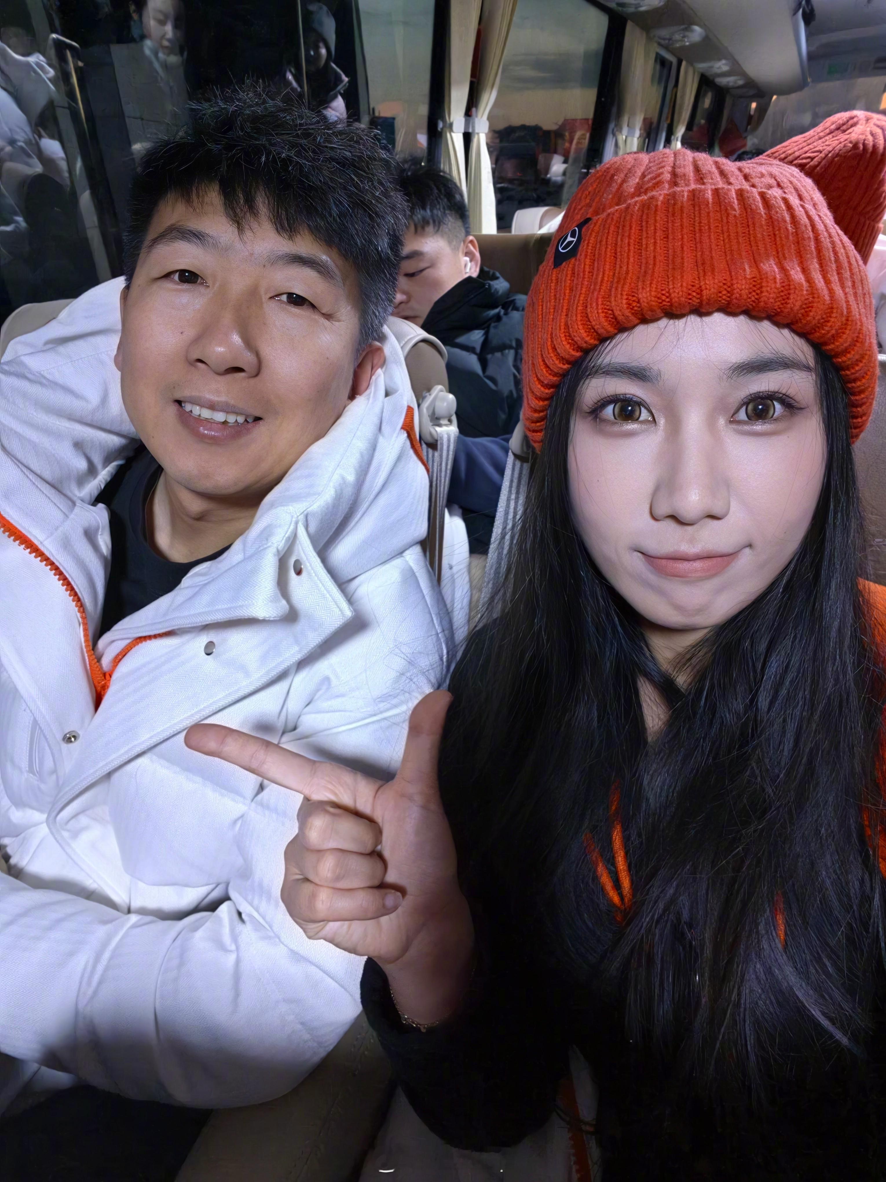 2026梅赛德斯奔驰冰雪驾驭体验走起，大巴上和的三吉彩卷坐一起，我又乐开了花，先