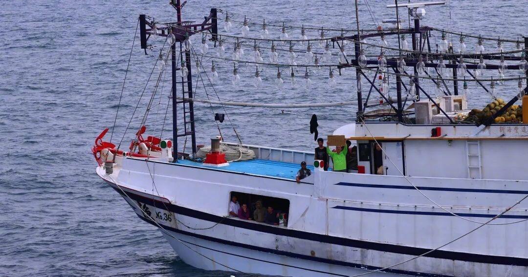 【中国海警紧急救援中国台湾籍渔船】4月16日，一艘中国台湾籍渔船在中国黄尾屿东北