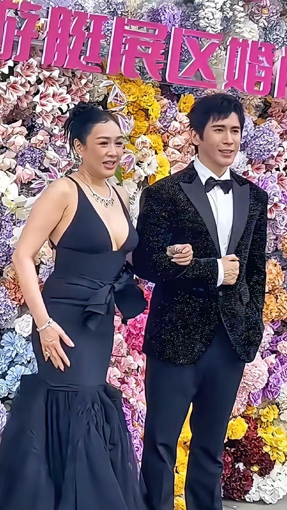 实话实说，三十年前的钟丽缇，无论穿与不穿，亦或是穿什么，都极为惊艳。
到了如今这