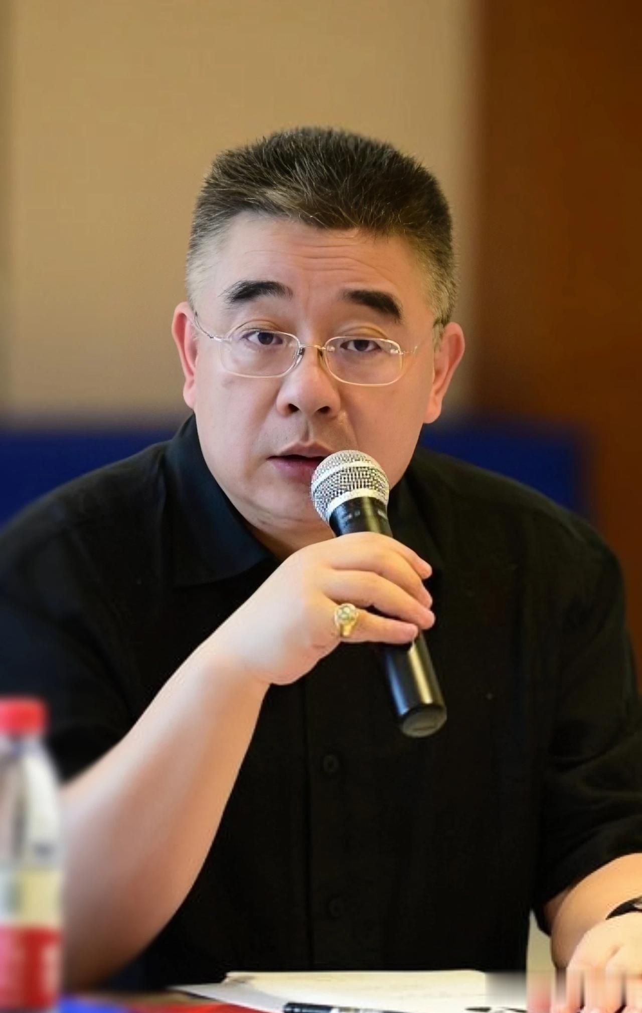 大学教授储殷说:

人活在世上，严格要求自己是根本，还要对他人有所帮助，这样的人