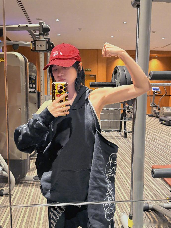 黄灿灿立志做肌肉女戴着红帽子健身，摆姿势展示健身成果黄灿灿秀手臂肌肉线条 ​​​