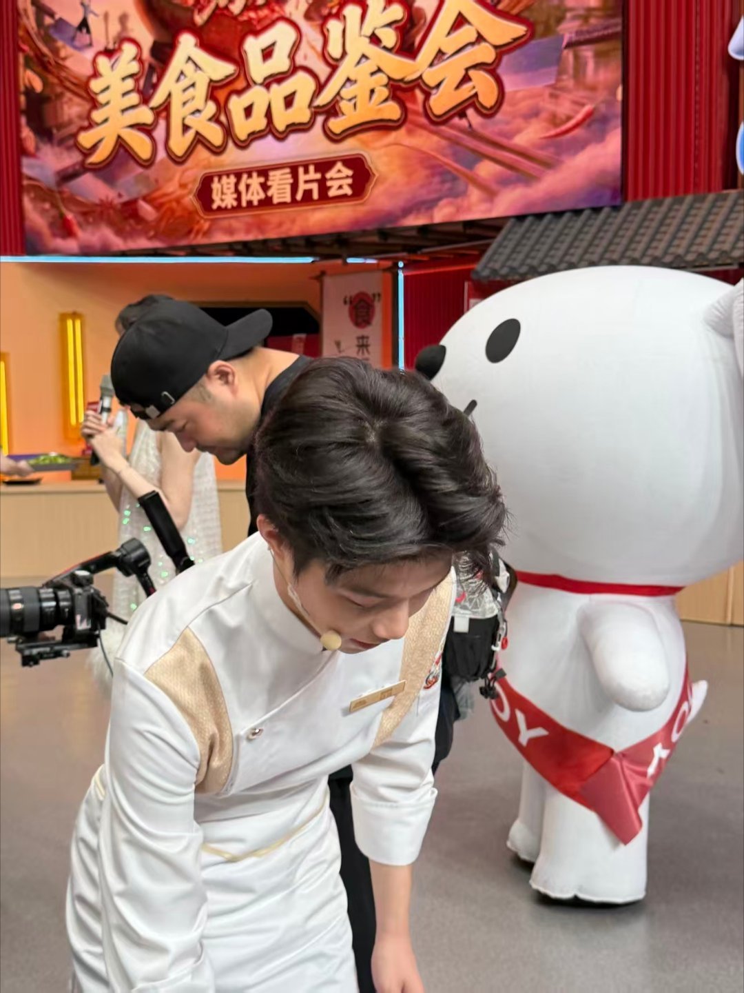 家乡美食大赛厨师撞脸王俊凯 后厨版王俊凯这个称呼太贴切了，专注做饭时的神态简直一