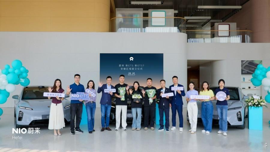 2025 款蔚来 ET5/ET5T 开启首批交付。在蔚来体验中心｜合肥新桥产业园