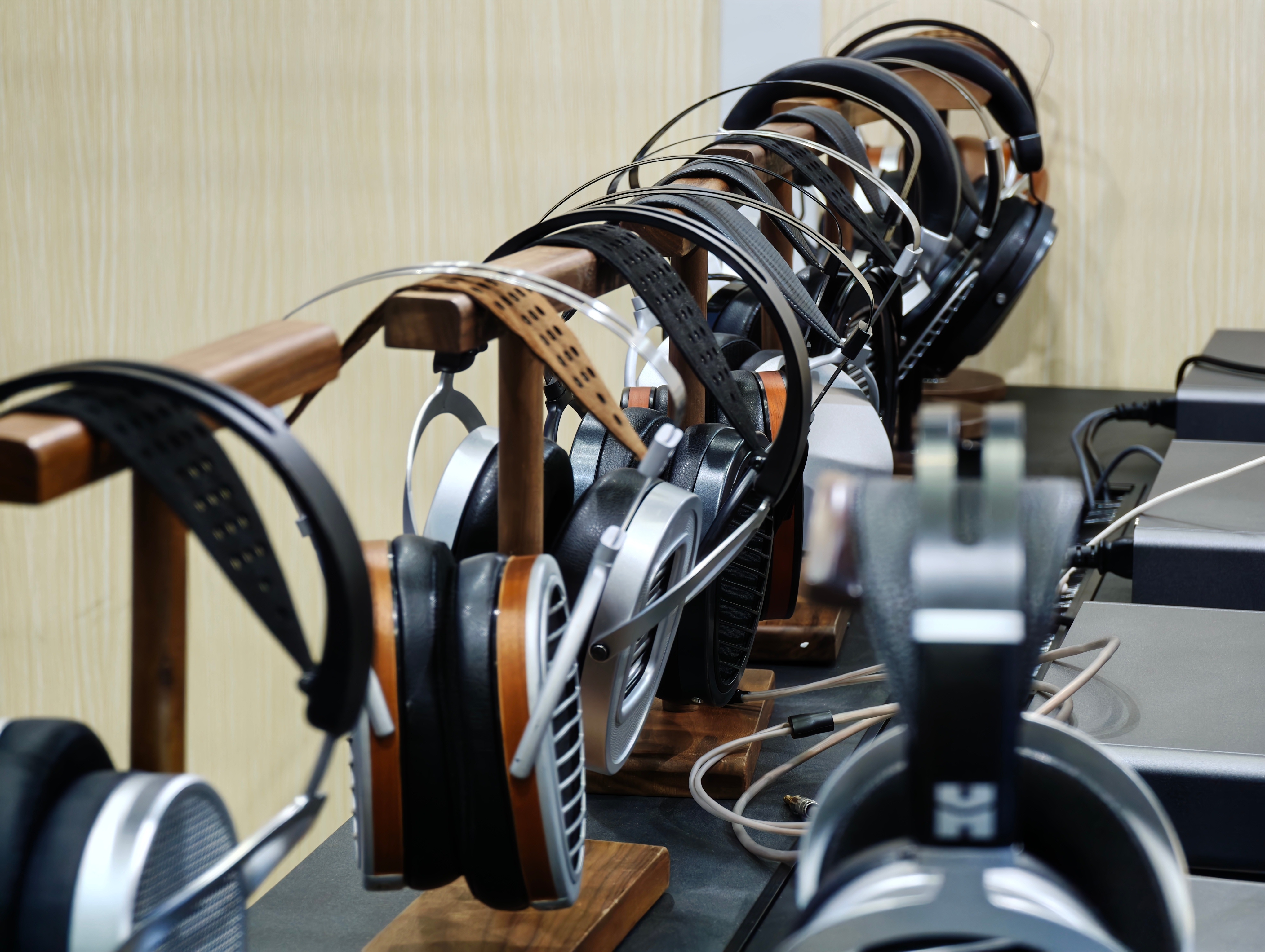 SIAS深圳国际音频展 HiFiMAN，不出意外，大香应该是全场最贵的耳机展品了