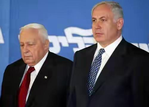 内塔尼亚胡和身旁男子有点像，乍看之下还以为他们是父子俩，他们表情看起来与开心无关