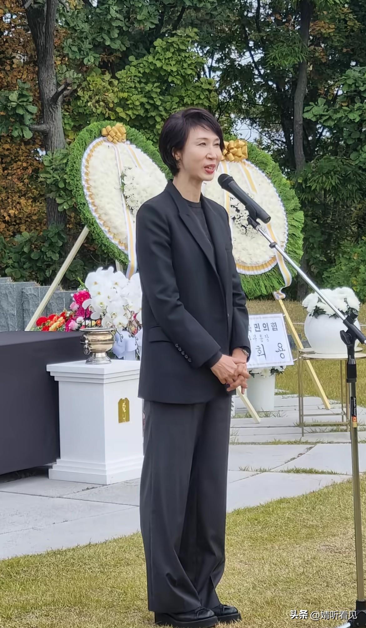 你发现了吗？

卢素英其实在某种程度上已经赢了！

在卢泰愚的五周年忌日当天，崔