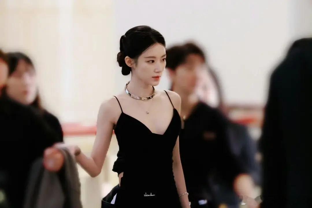 叶舒华刷的清冷感真的是独一份啊希望能且到宝格丽。 