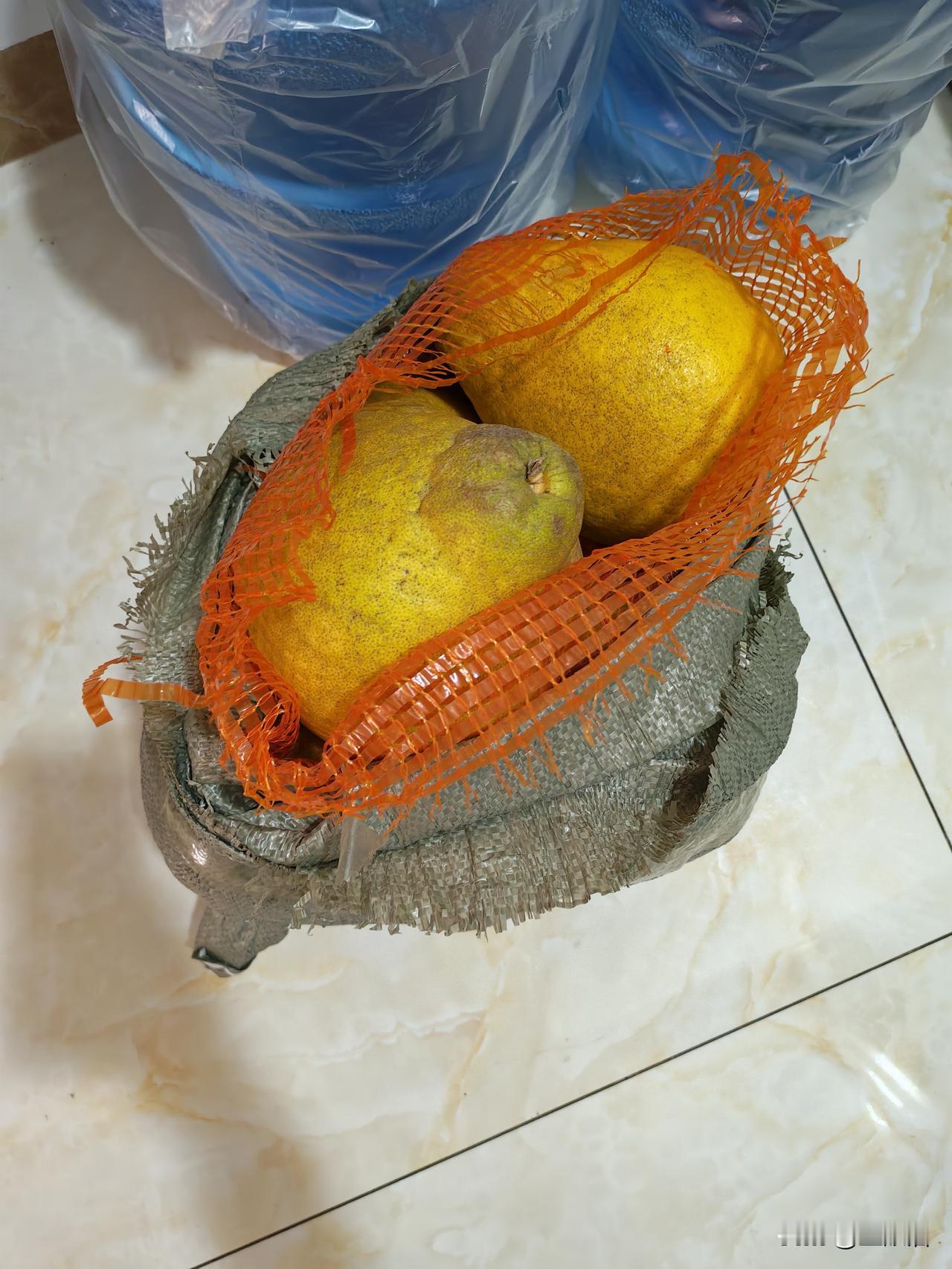 最近看永州队助农直播，就买了永州香柚，橙子，到货后迫不及待的开了一个尝了一下，味