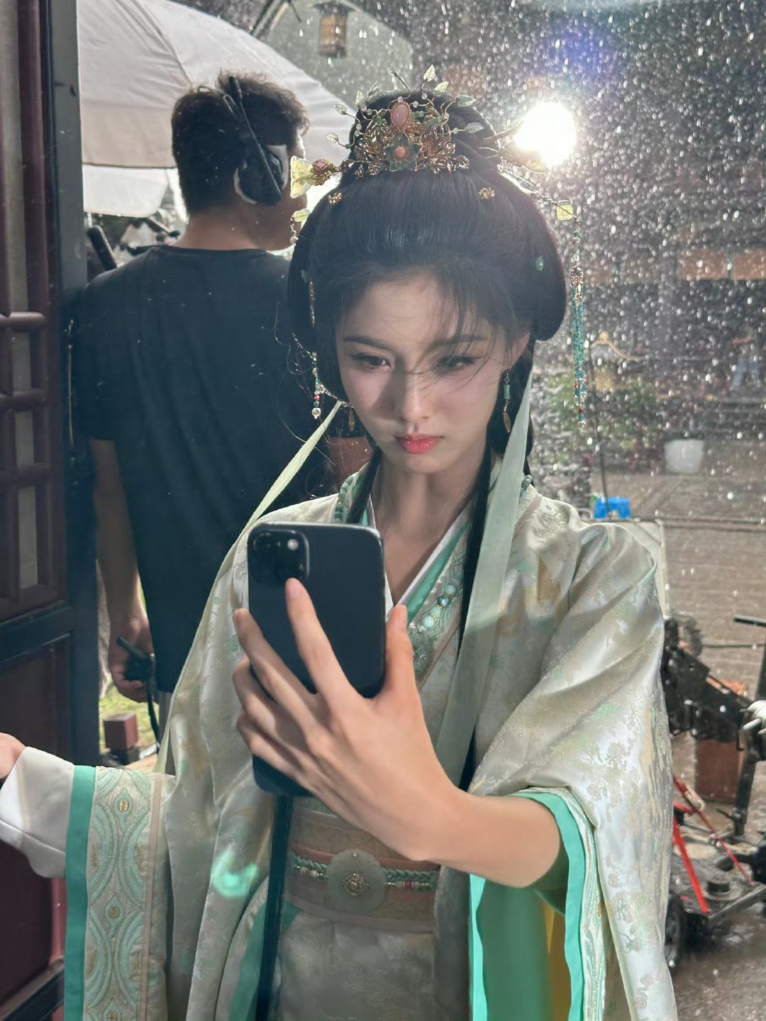 艾米杀青快乐！想看你拍的视角照片～期待早日和嘉鱼再相见～ ​​​