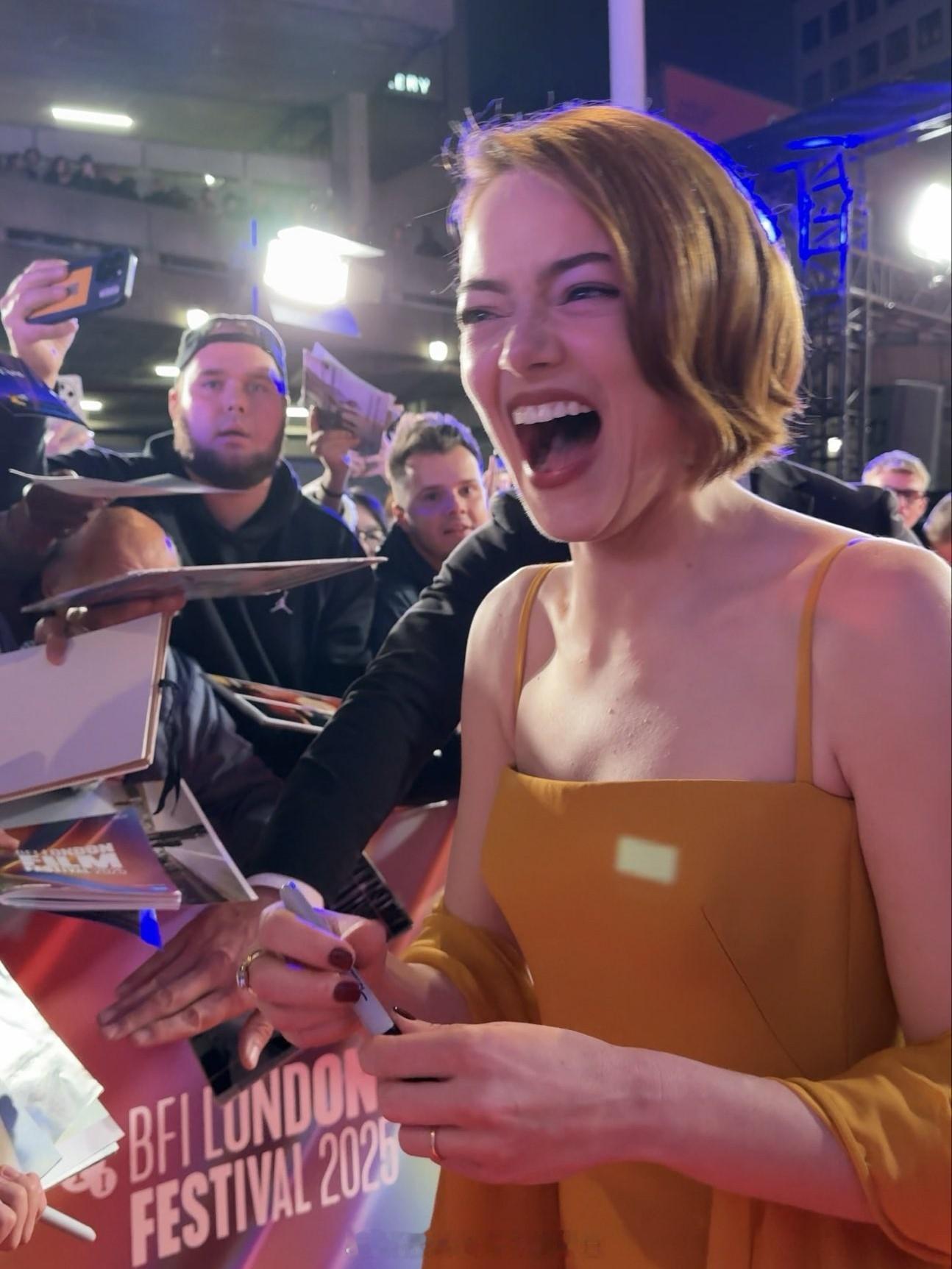 伦敦电影节 石头姐闪耀伦敦电影节😆 由她主演的电影《拯救地球》入选伦敦电影节G