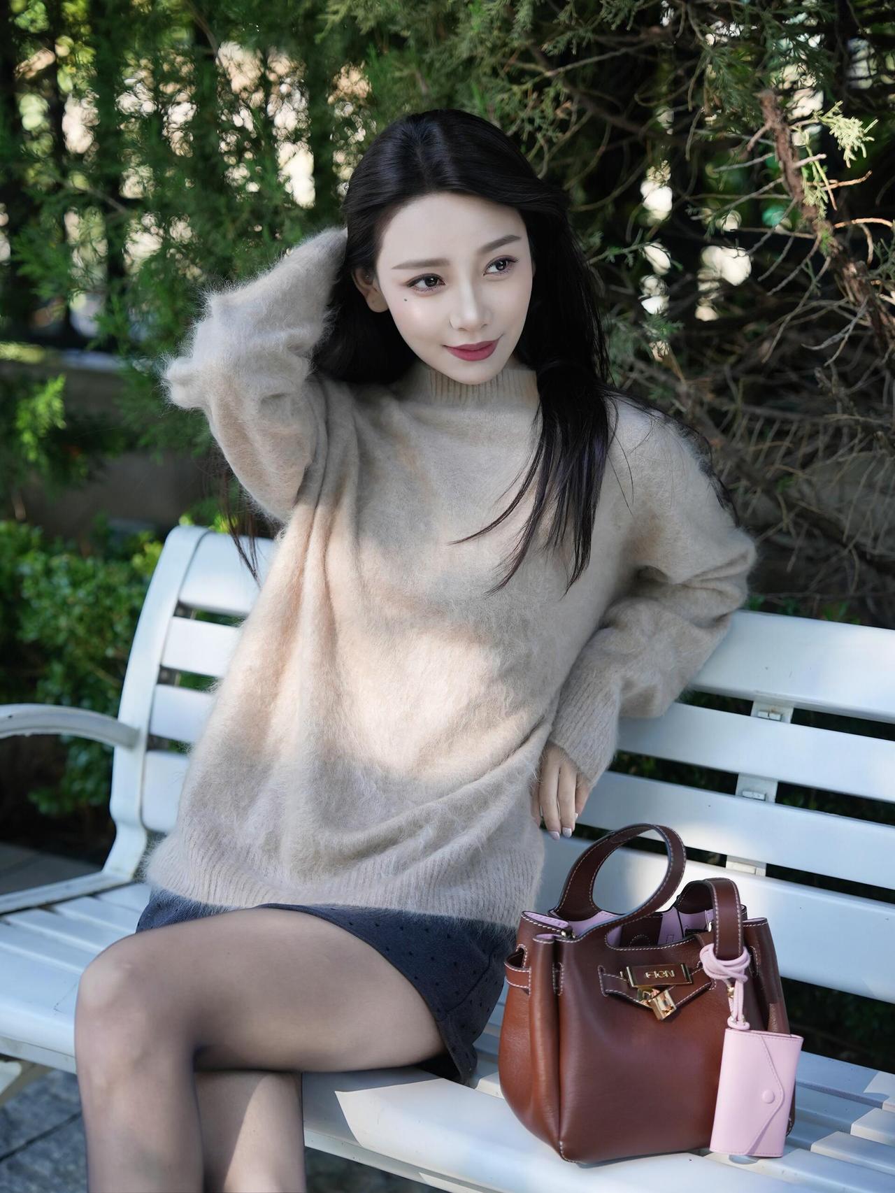 这套穿搭是温柔松弛的浅棕调秋日轻熟风，把软糯质感和精致细节融合得很舒服。浅棕毛绒