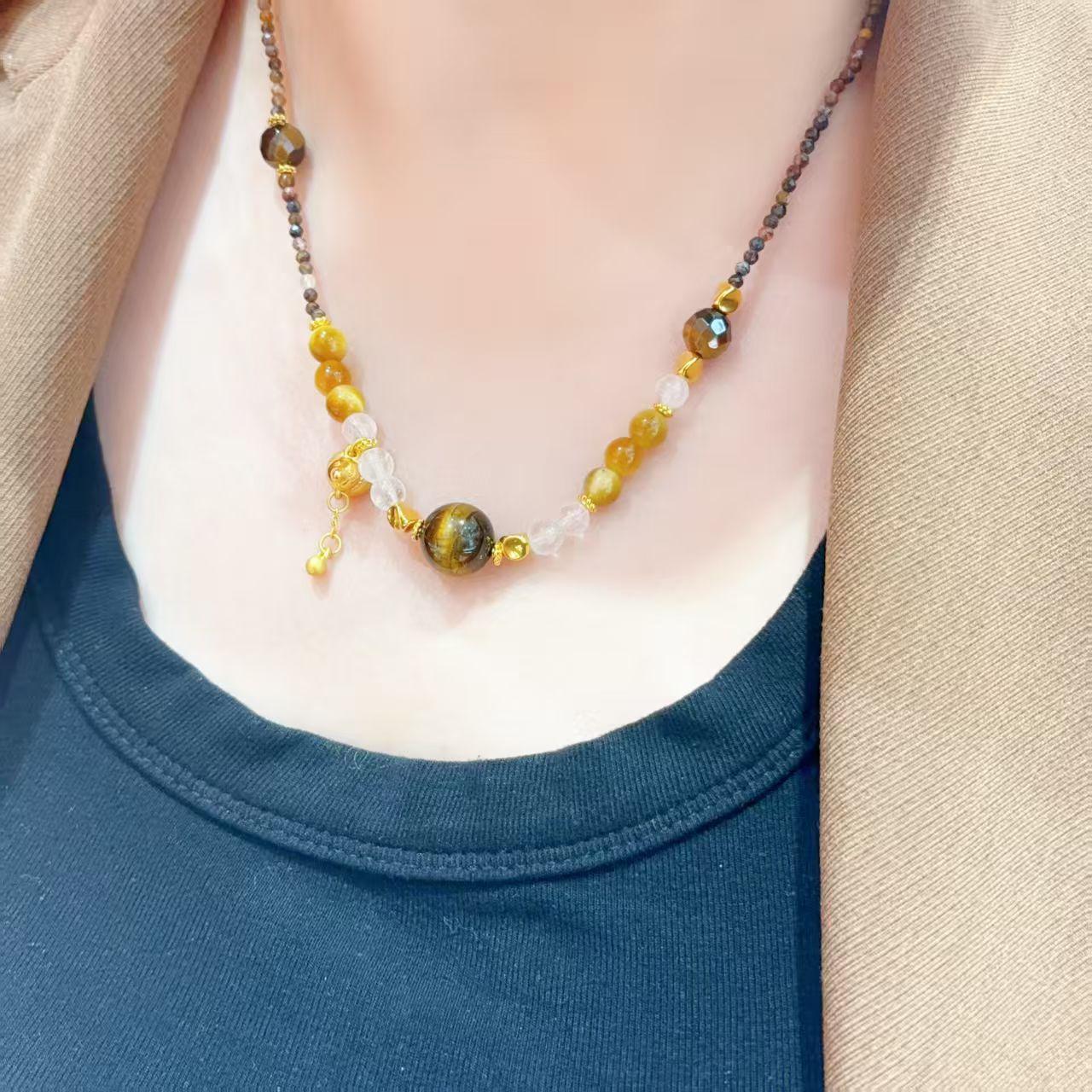 精致优雅，复古风十足，百搭单品，尽显女性魅力。