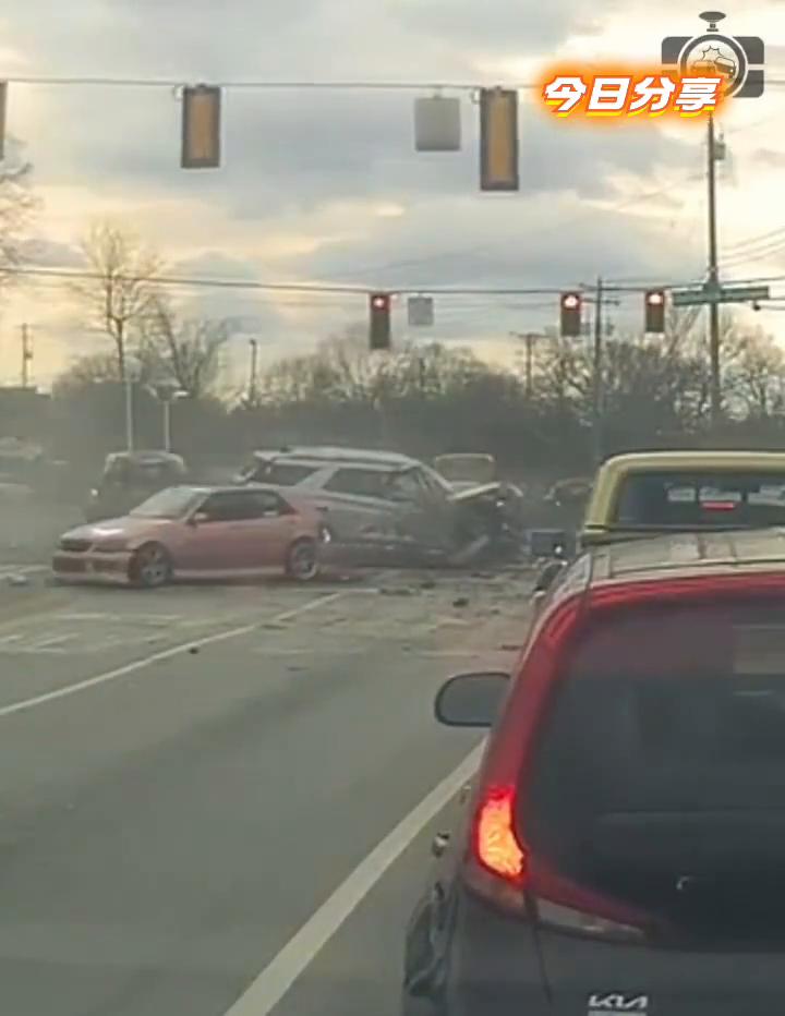 今日分享：88岁的女司机把油门当成了刹车。7辆车中的4个人都进了医院，还有一名婴