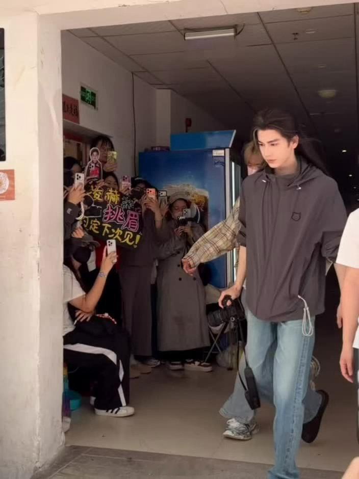 一路走来，见过世事无常，也懂人间冷暖，才明白平凡的陪伴最心安，简单的日子最浪漫，