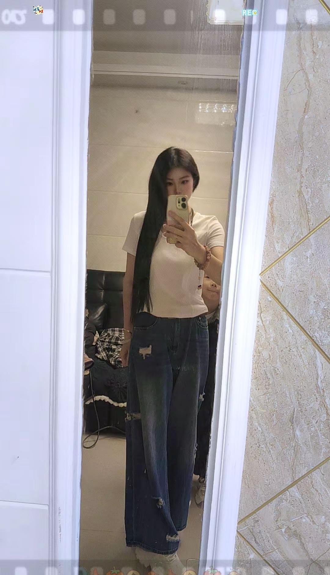 📸镜中定格的何止穿搭？破洞牛仔藏着自由的语法，白T是情绪的空白画布。日常即生活