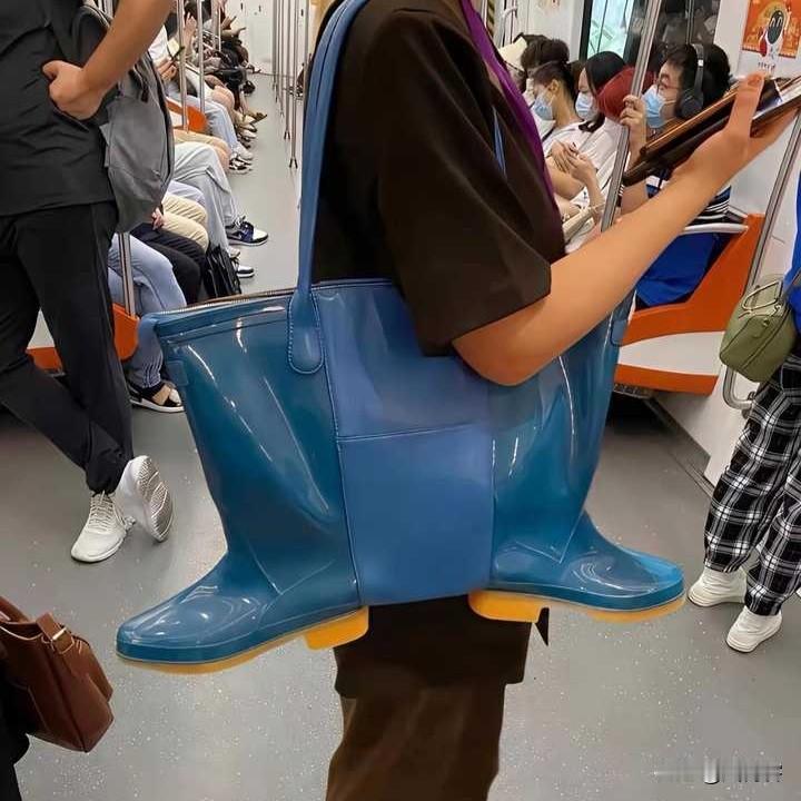 这一幕，背包成了主角！