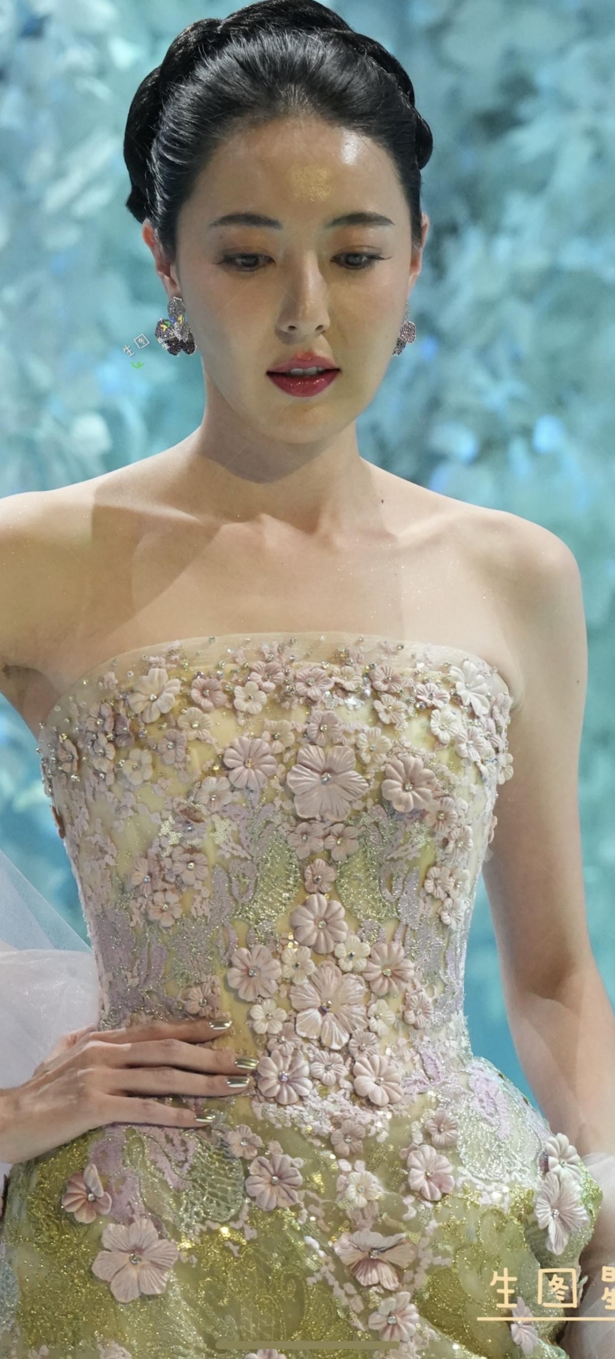 米露 于雯×搜狐时尚盛典 ​​​！姐姐这身材，这气质，绝了！戴燕妮和米露都好美，