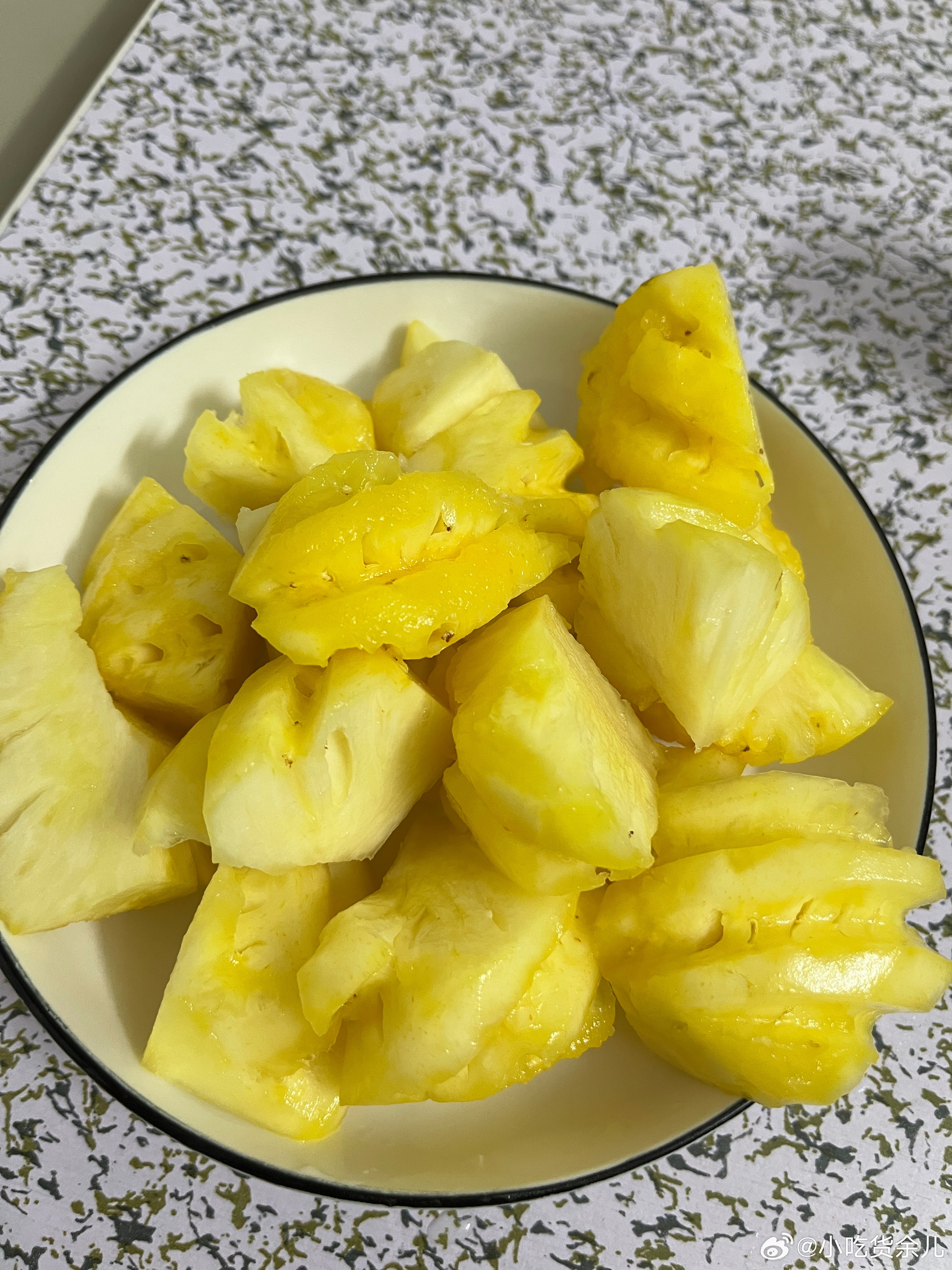 娃睡了，到我休息。今年的菠萝好贵，以前我记得是按个卖的，5个一个，或者8个一个，