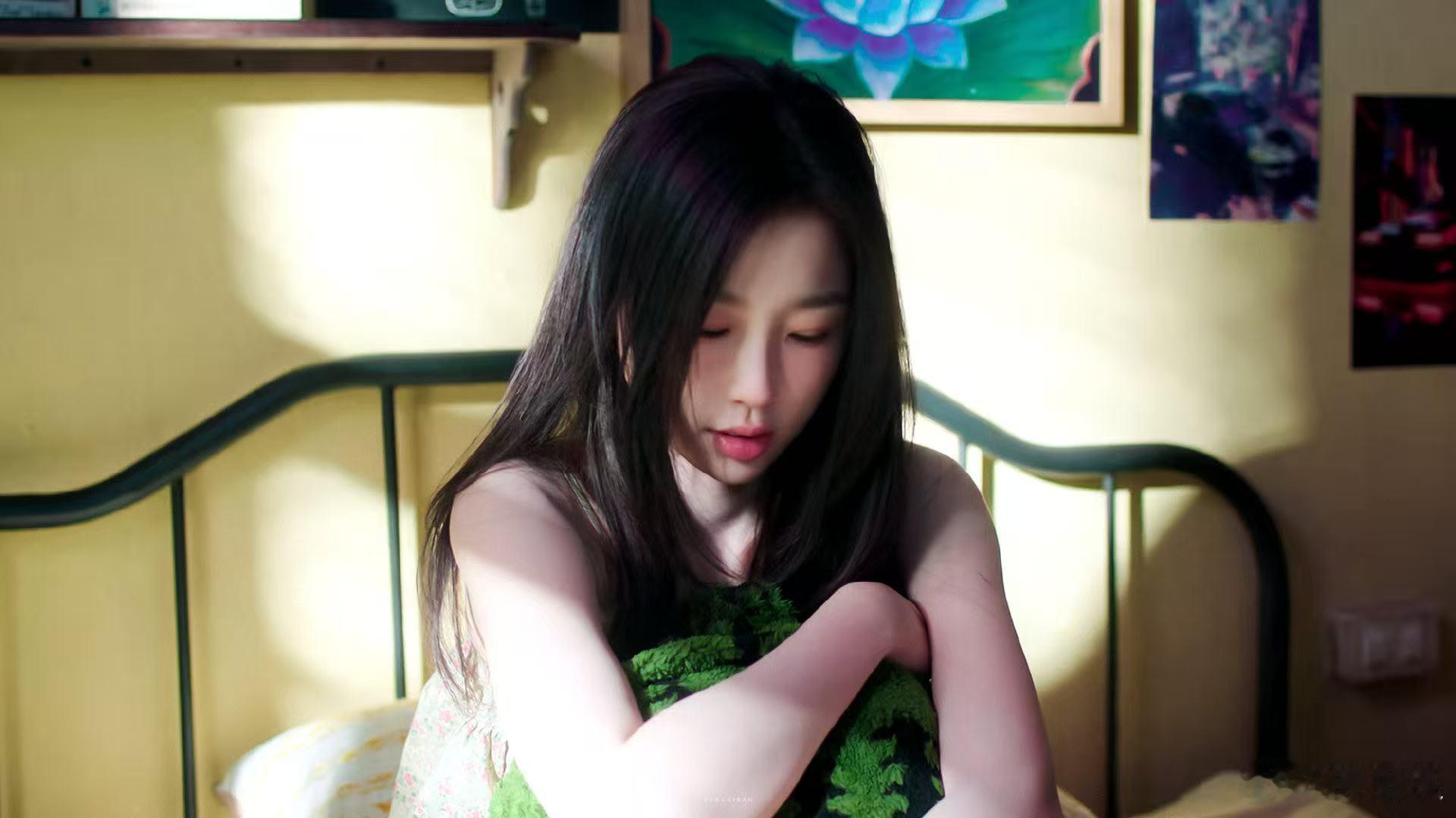 虞书欣台偶女主的明媚感 姜暮的魅力在于那份不加掩饰的真诚与活力，她看靳朝的眼神里