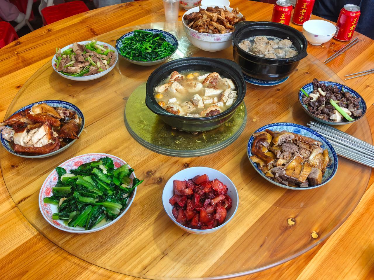 群友们的年夜饭。 