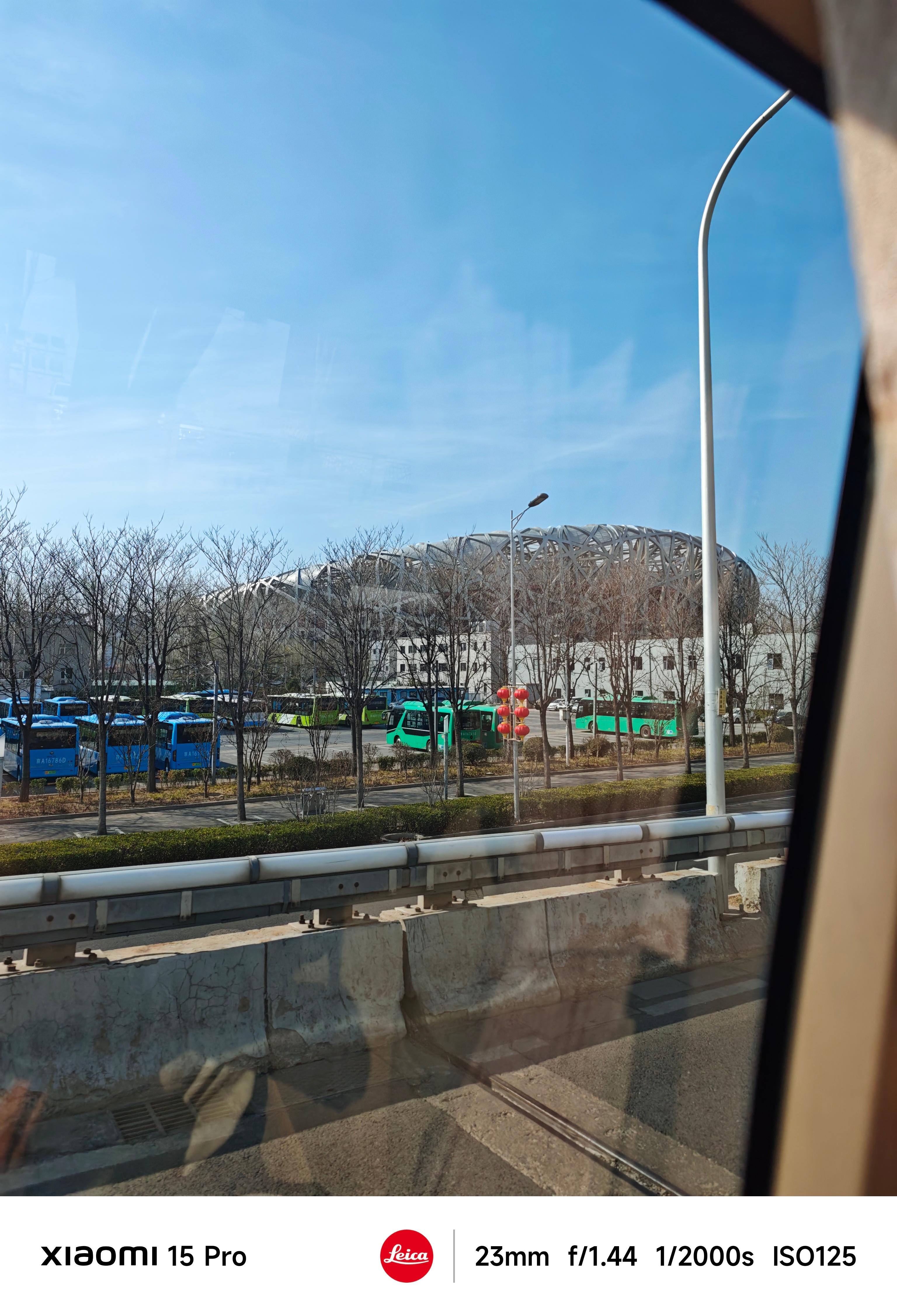 刚刚到北京，不得不说这个季节的天气和风景都是相当不错的。就是略微堵车，看了一下马